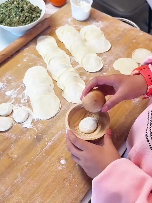 擀饺子皮又快又均匀的神器来喽！轻松擀皮，小白也能轻松上手