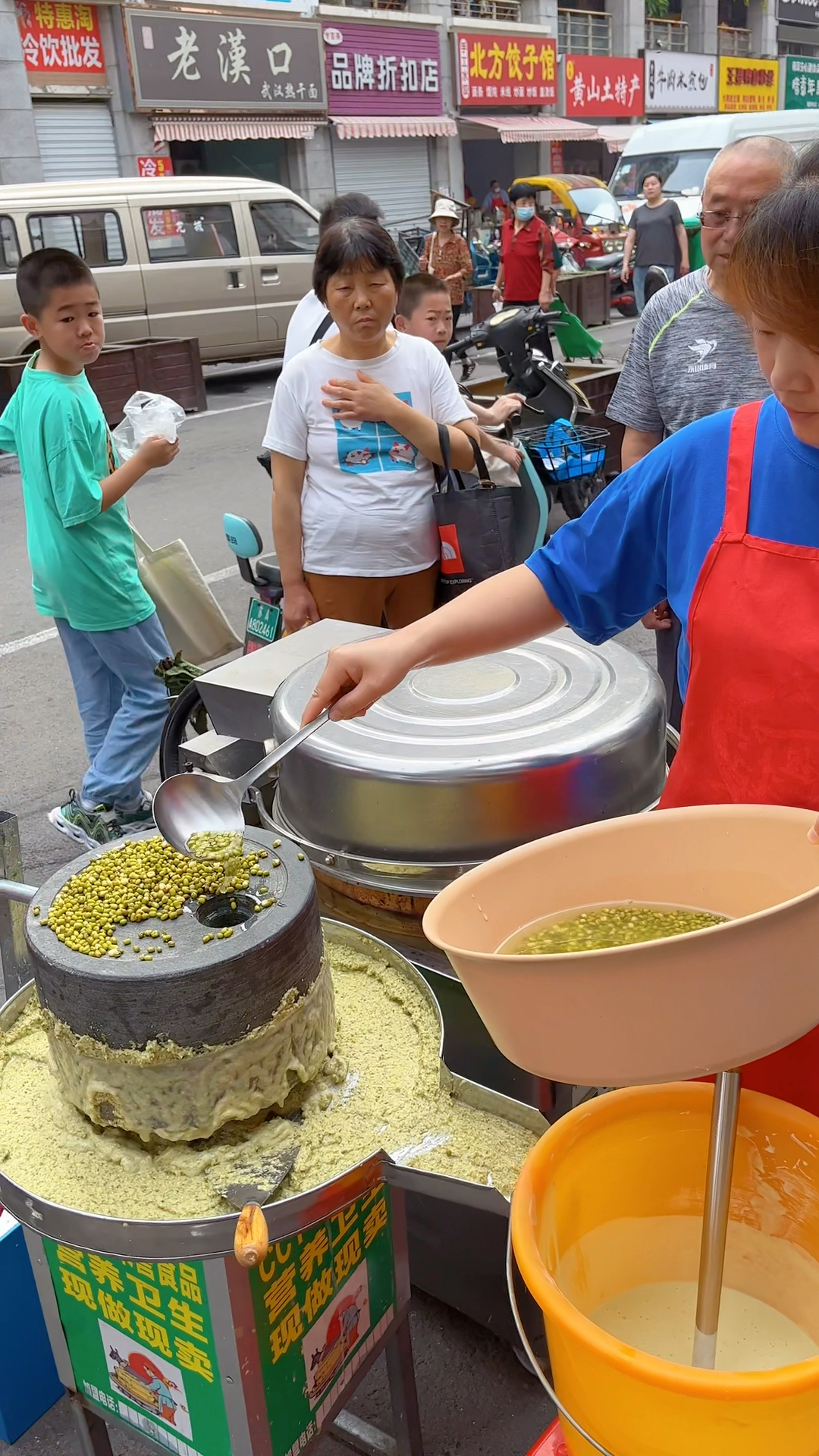 绿豆饼做法:绿豆800克,牛奶200克,酵母8克,面粉700克,奶粉90克,糖60克,水7