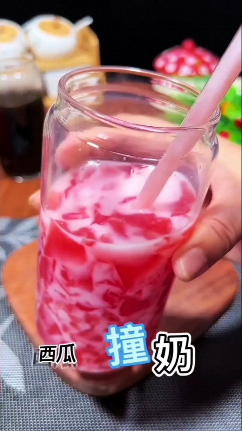 西瓜不要在生着吃了,这样做成西瓜奶茶,太好吃了