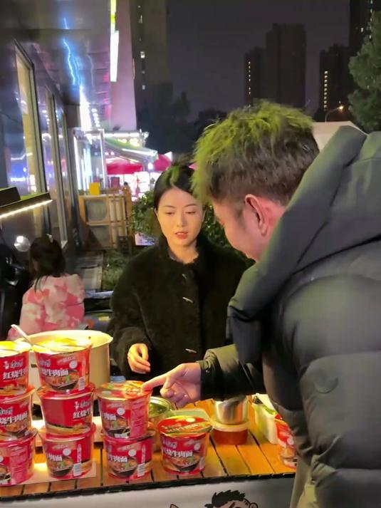 摆摊卖泡面,竟然日入四位数?!兄弟们看看这个生意怎么样
