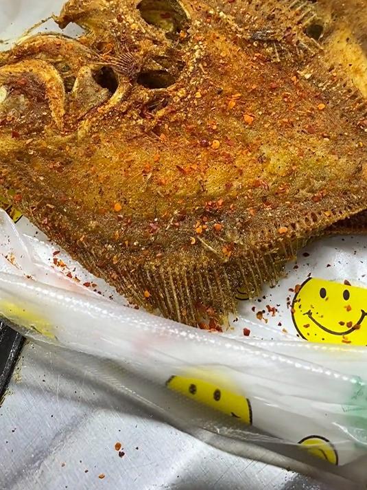 路边摊煎深海鱼见过吗?可以做多宝鱼,凤尾鱼,偏口鱼,辫子鱼等