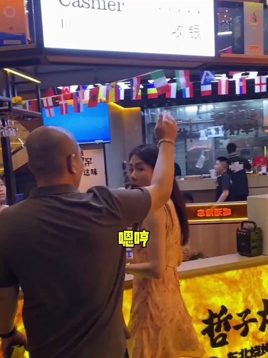 河南岸店还是依旧那么多人，吃烧烤来哲子准没错