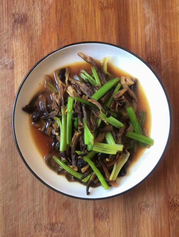 鹿茸菇的家常做法,分享一道鹿茸菇炒芹菜