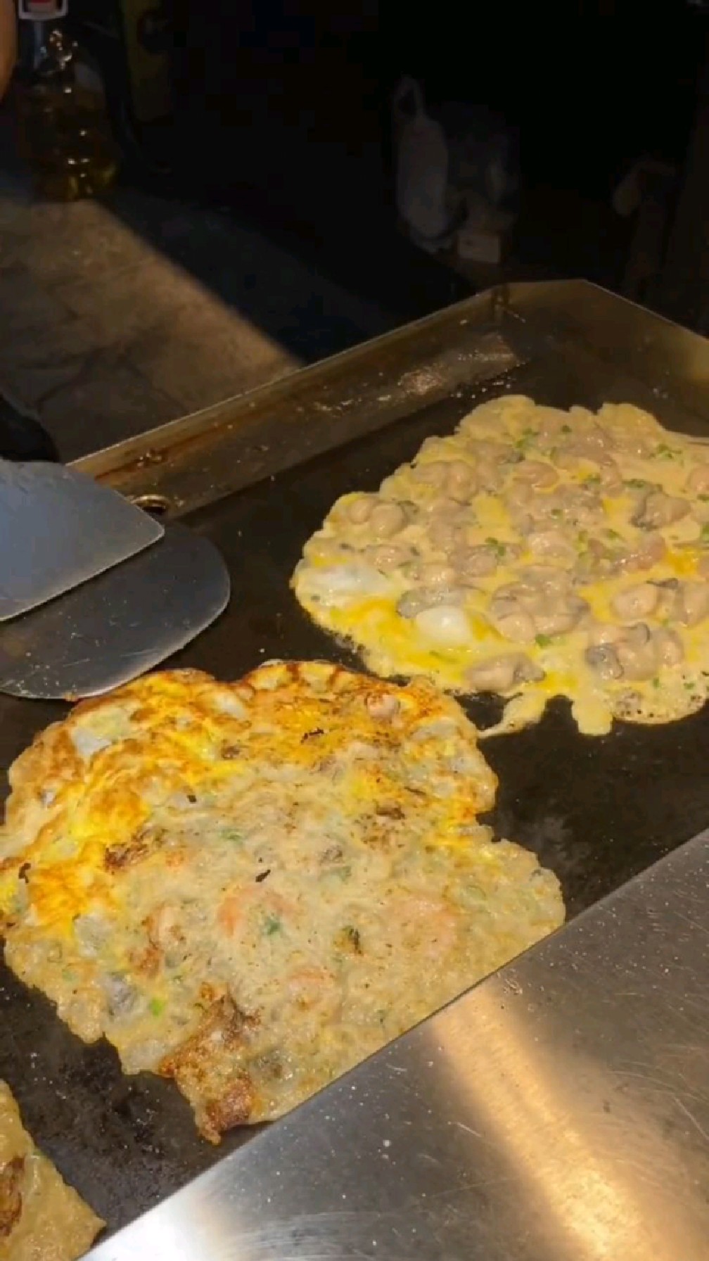 夜市路边摊这样做的铁板烙生蚝,外酥里嫩,焦黄的外表看着就很有食欲,你喜欢吃吗?