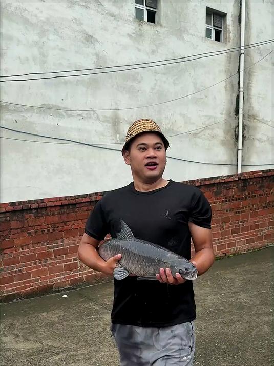 吃广西鱼生只有零次和无数次,今天用一条河边黑草鱼做两道美食