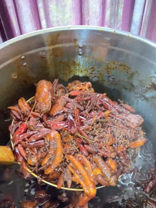 90后小夫妻摆摊卖鸭货的一天,摆摊不丢人,没有钱才丢人