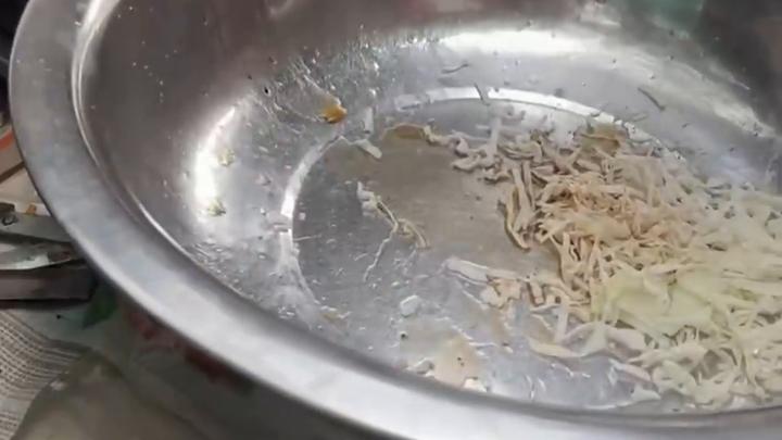 印度街头美食:咖喱炒面的独特风味与制作过程