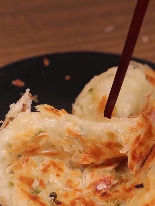 家常做法老上海葱油饼,酥脆可口,葱香满溢?