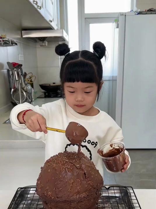 给妈妈做了巨无霸费列罗巧克力，妈妈可开心了