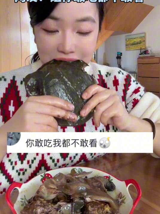 女生晒自己吃甲鱼,给人看的一愣一愣,网友:姐你敢吃我都不敢看