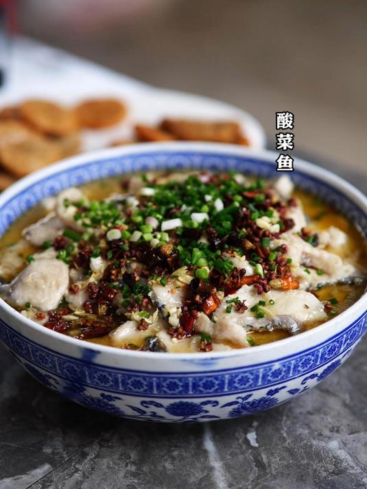 冬天到了,捞点自家腌酸菜煮酸菜鱼,香到能连干三碗米饭