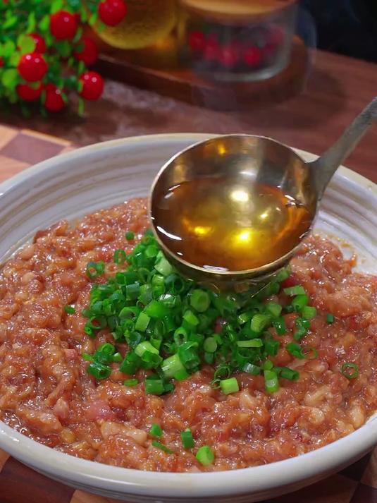 很多人喜欢吃饺子，你知道肉馅怎么调更好吃吗？你跟着我这样做