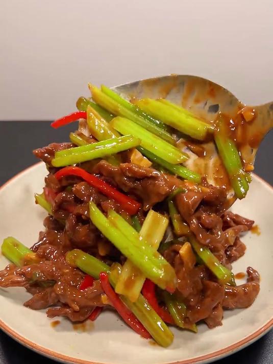 芹菜炒牛肉，好吃又简单
