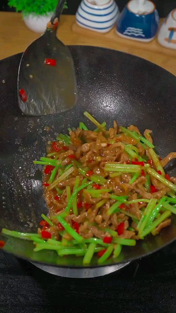 餐桌上必不可少的芹菜炒肉丝 赶紧试试看吧