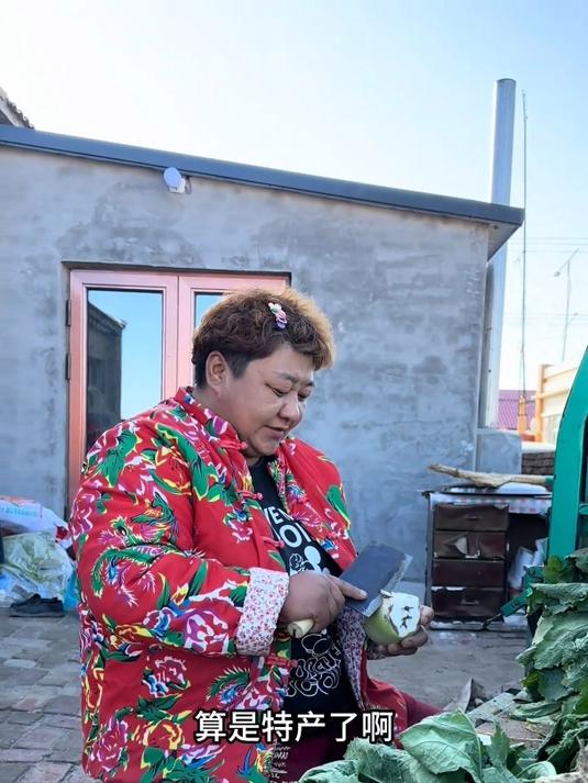 家里的辣菜疙瘩妈妈也出了,腌了一大缸,冬天炖着吃拌着吃