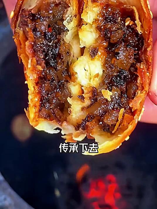 咬开酥壳爆鲜香，梅干菜肉黄金配，黄山小烧饼越嚼越有滋味