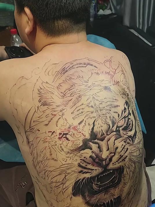 大哥满背纹身虎头,十分霸气的图案,纹身师技术真好