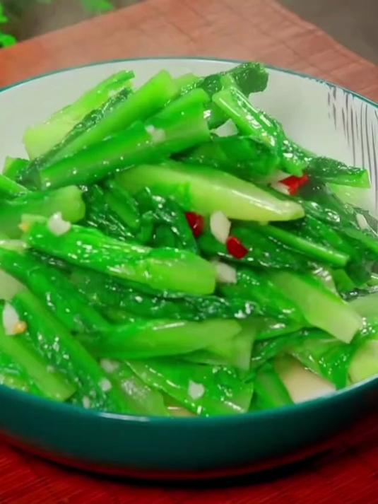 过年过节餐桌上肯定得有道炒蔬菜,今天给大家分享一个蒜香油麦菜