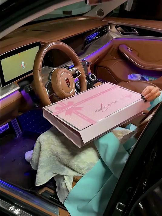 过几天就是520了,这种德芙巧克力搭配玫瑰花的礼盒