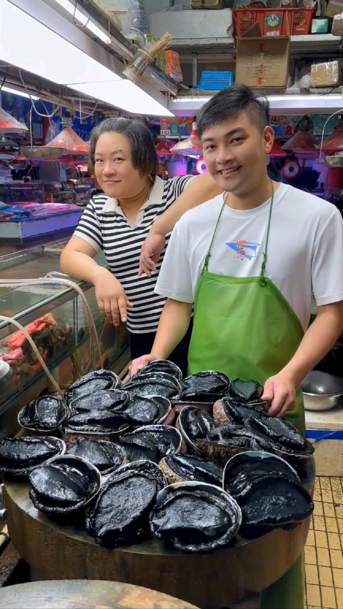 黑金鲍做成了工艺品和干鲍