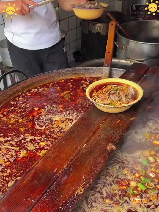 牛肉炖得软烂入味,面条爽滑劲道,一口入魂的神仙组合