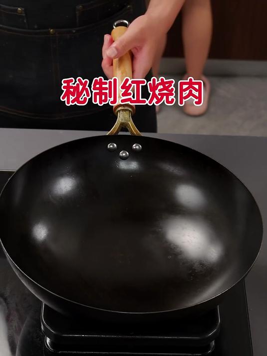 今天为大家带来一道秘制红烧肉的制作细节