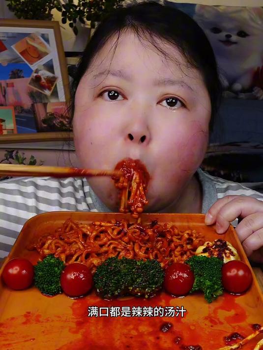 吃粉丝点的爆辣美食 有你们爱看的火鸡面跟折耳根哦