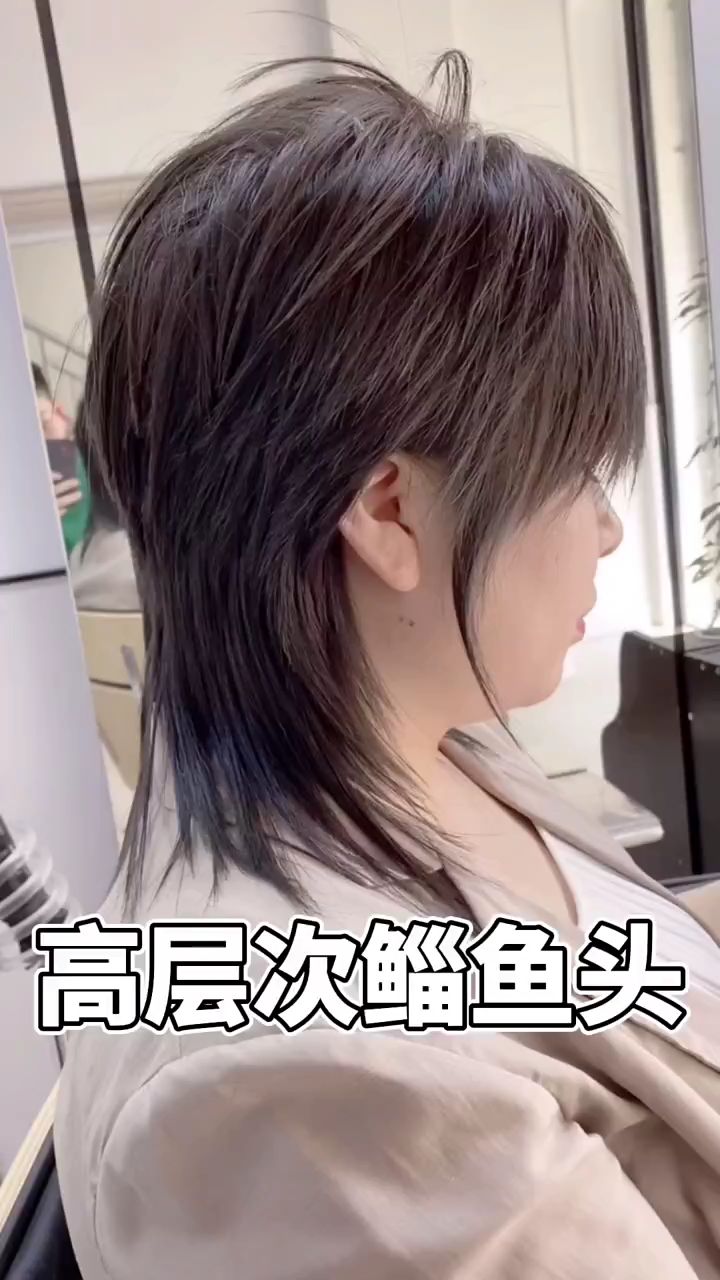 一款女士短发发型,个性的鲻鱼头。