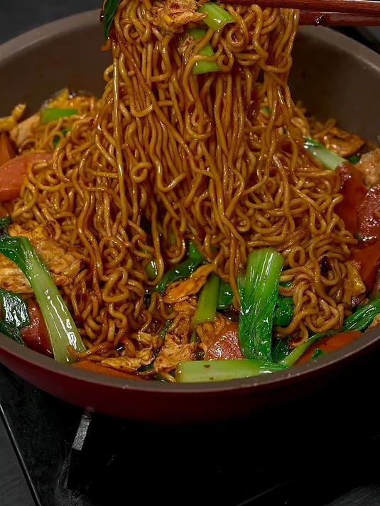 孩子想吃炒方便面,这样做有菜有肉又有蛋,美味简单胜过煮的