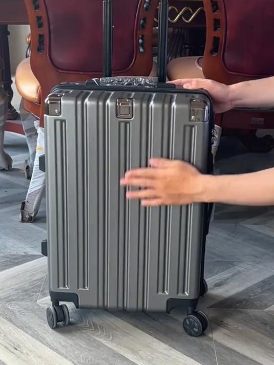卡帝乐鳄鱼行李箱,非常实用,份量轻省力!