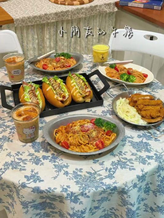 午餐vlog!给家里小朋友做顿漂亮饭 做了热狗包猪排意面