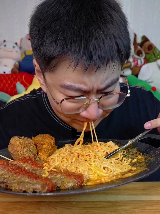 香蕉火鸡面加肉酱脆皮炸鸡加茉莉水蜜桃蛋糕
