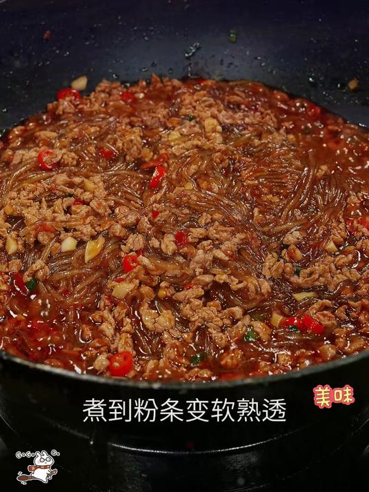 凉拌的红薯粉条,加上清脆的黄瓜丝,清爽可口夏日必备美食!