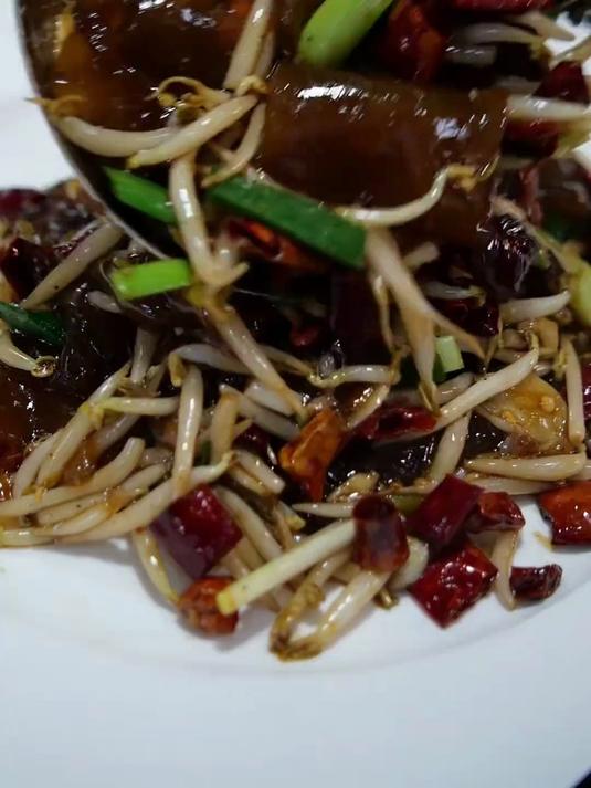 绿豆芽拉皮炒蒜苗 很简单的食材,但搭配起来很好吃