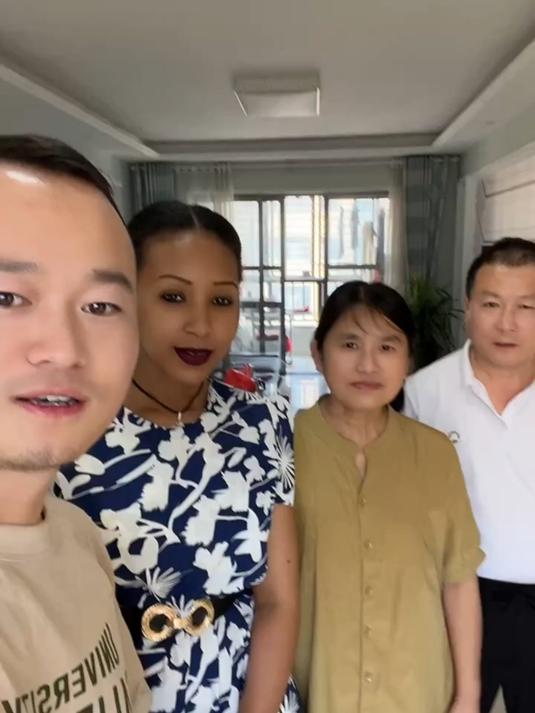 非洲老婆在河南老家今天吃河南早餐包子