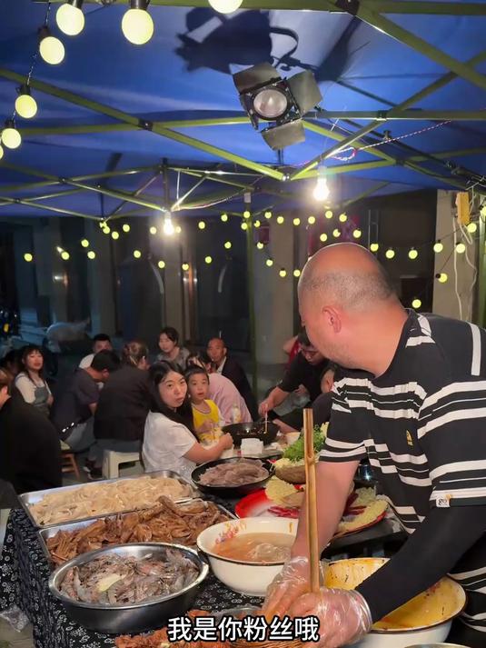 夜市摆摊卖冒菜，结果全招待粉丝了