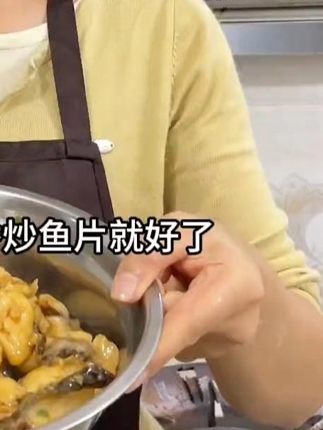 周末做个蒜香炒鱼片，鱼骨豆腐汤给娃吃，简单又好吃