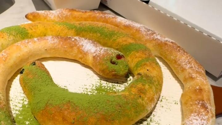 必胜客双蛇披萨29.9元1条,被网友吐槽抽象:贵在人工和用料