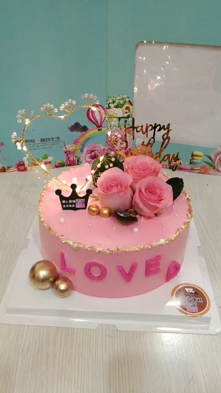 微信好友找我定一个送女朋友的蛋糕,我想了想该做什么样的款式合适呢!