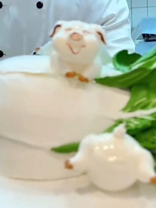 师傅做蛋糕太有创意了,这“白菜被猪拱”做的太形象了