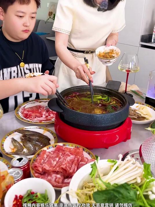 夏天的绝配来啦,不要再喝啤酒啦,白葡萄酒冰凉清爽又解腻!