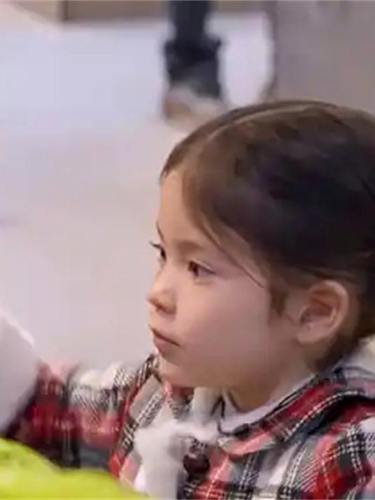 迷糊萌娃独自买菜,爸爸要的一个没买,许昕表情太宠溺丨我们爸爸