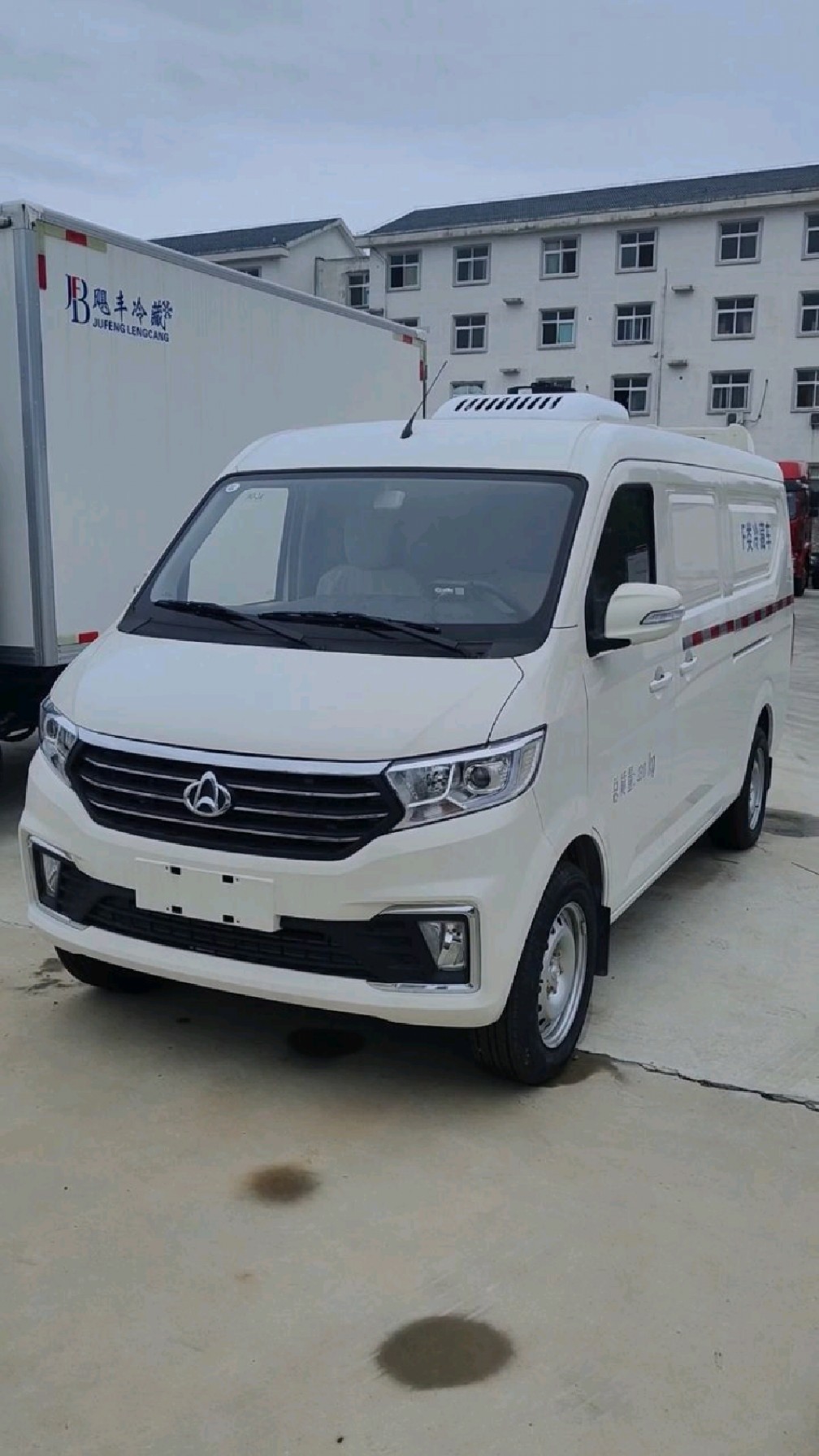 长安跨越星V5小型面包冷藏车,空间大,载货多,城市不限行,可以下地库。