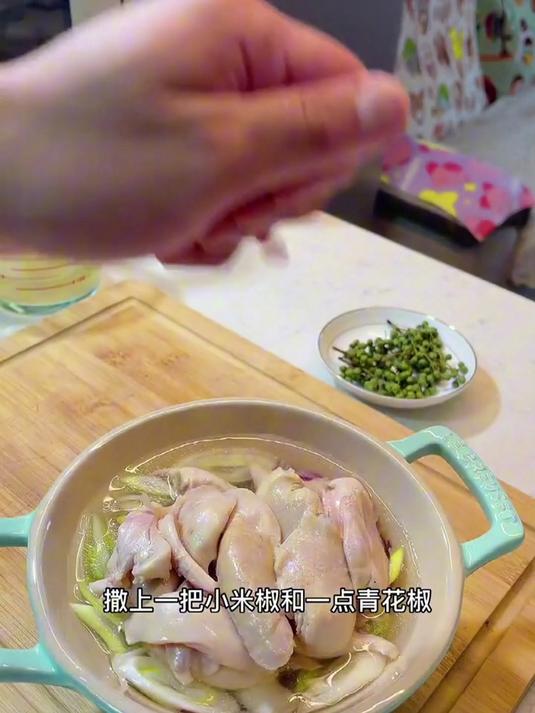 椒麻鸡蘸料汁太绝！秘制料汁裹着鸡肉，麻中带鲜不烧心