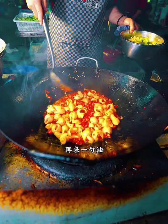 四川小炒看自贡 成都街头 刘三嬢江湖菜。这道火爆肥肠爆赞