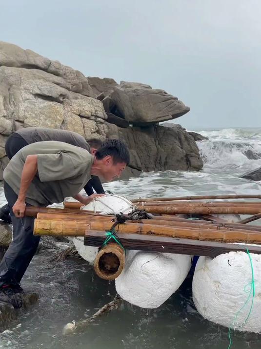 荒岛求生 升级制作6。0自动钓鱼器，我和队友尝到了烤鱼的香味