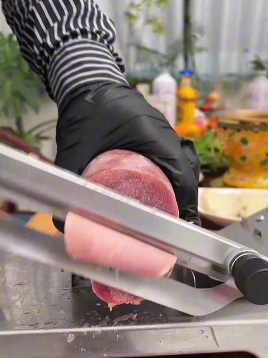 切肉器家用设计合理,固定肉类不晃动,切出的肉片规整又美观!