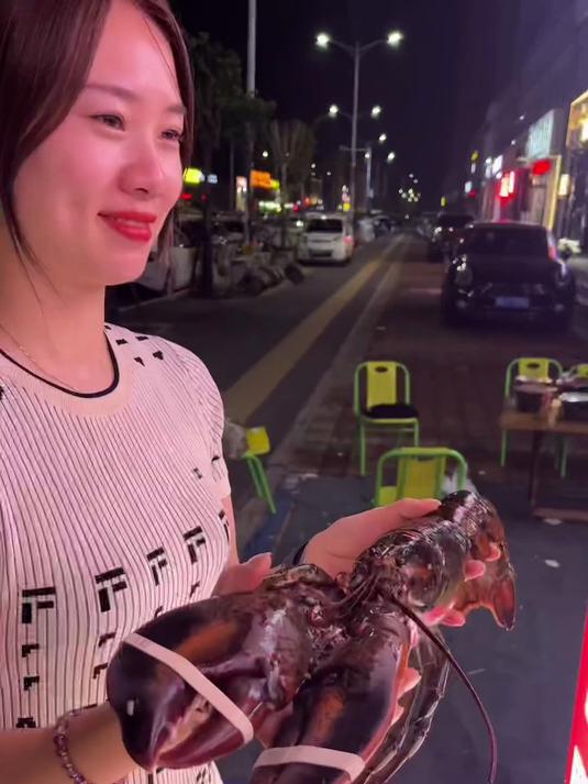 三斤的大龙虾让夜市摊老板给做个龙虾炒饭!