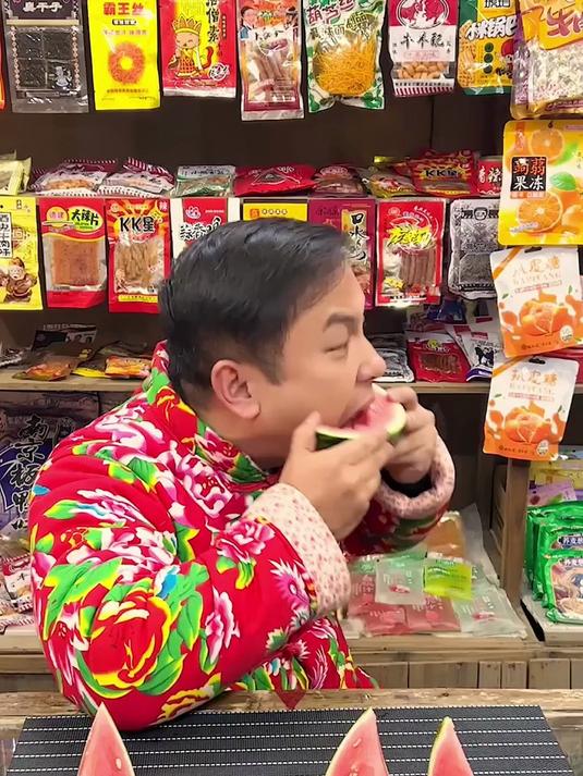 好吃不贵的冰皮蛋糕 外面是冰皮麻薯 里面是松软的蛋糕