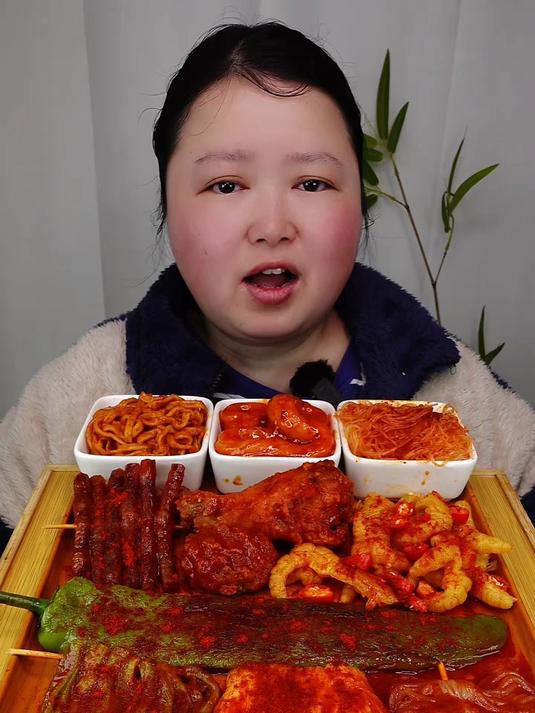 挑战吃辣得出汗拼盘美食 胖妹这次吃辣又进步了 竟然没哭